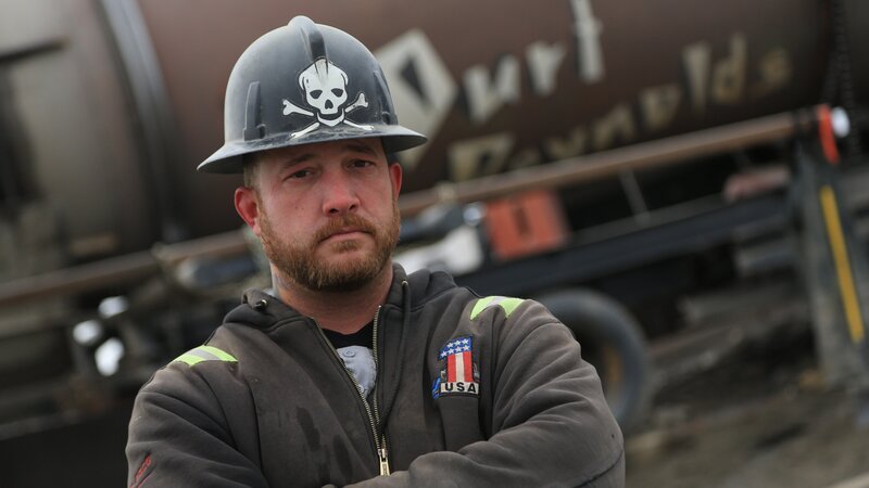 Rick Ness posing in front of Durt Reynolds. – Bild: Discovery Communications