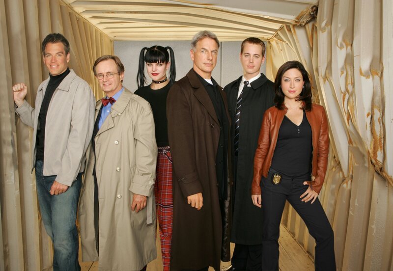 (3. Staffel) – Untersuchen Verbrechen, die auf irgendeine Weise mit der US-Navy oder dem Marine Korps zu tun haben. Leroy Gibbs (Mark Harmon, 3.v.r.), Dr. Donald Mallard (David McCallum, 2.v.l.), Abby Sciuto (Pauley Perrette, 3.v.l.), Anthony DiNozzo (Michael Weatherly, l.), Jenny Shepard (Lauren Holly, r.) und Tim McGee (Sean Murray, 2.v.r.) … – Bild: CBS Television Lizenzbild frei