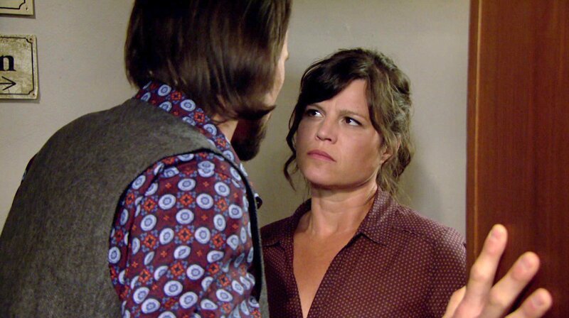 Dass er bei Eva (Lucie Muhr) abgeblitzt ist, kratzt schwer an Constantin Klumpps (Robert Besta, li.) Mannesehre. – Bild: SWR