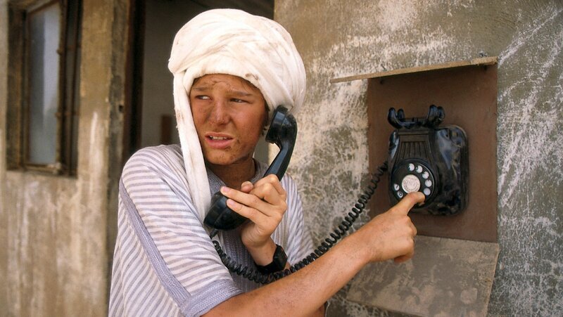 Patrik Pacard (Hendrik Martz) ist es gelungen aus der Oase des Prinzen zu entkommen. Von einer Kontrollstation der Pipeline aus versucht er sich mit seinem Vater und dessen Kollegen in Verbindung zu setzten. – Bild: Jürgen & Thomas