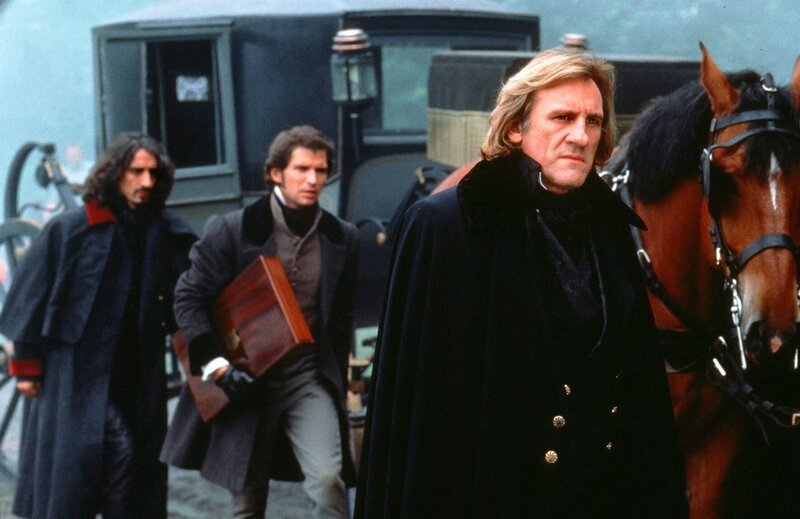 Bertuccio (Sergio Rubini, l.) und Maximilien Morrel (Christopher Thompson, M.) sind die Zeugen des Grafen von Monte Christo. – Bild: DAS VIERTE