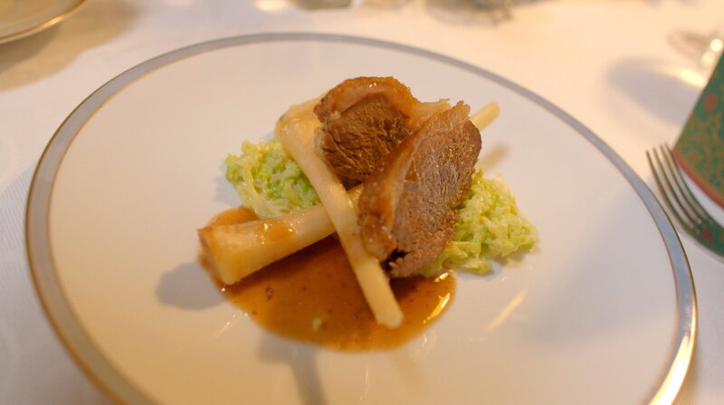 Ali Güngörmüs’ Interpretation: Zweielerlei von der Gans mit Dattelwirsing und Apfel-Rosmarinstampf. – Bild: HR