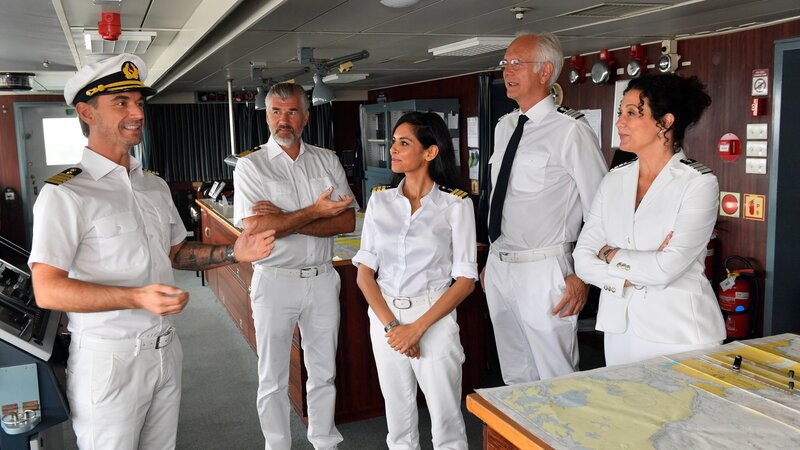 Kapitän Max Parger (Florian Silbereisen, l.) hat eine Überraschung für seine Crew: Ein Landausflug in die schwedischen Schären zwecks Teambuilding. Staff-Kapitän Martin Grimm (Daniel Morgenroth, 2.v.l.), Dr. Jessica Delgado (Collien Ulmen-Fernandes, M.), Oskar (Harald Schmidt, 2.v.r.) und Hanna Liebhold (Barbara Wussow, r.) sehen dem Ganzen mit gemischten Gefühlen entgegen. – Bild: Dirk Bartling