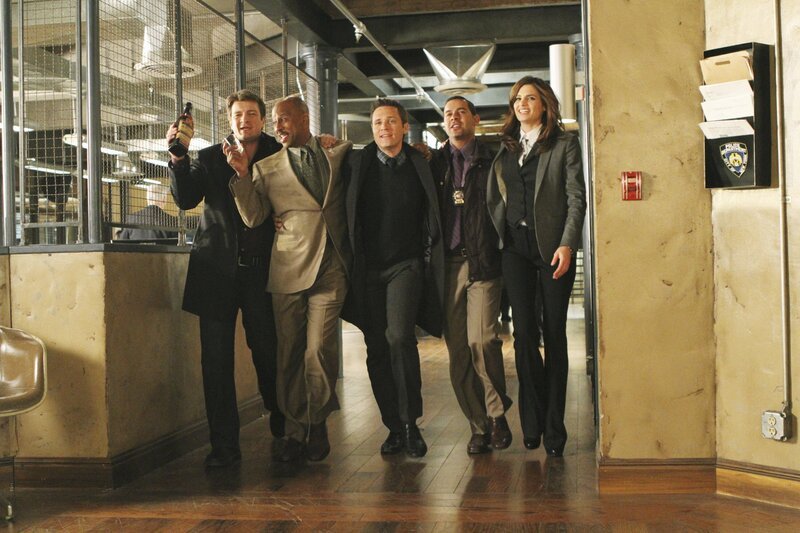 Feierabendstimmung (v.l.n.r.): Richard Castle (Nathan Fillion), Captain Roy Montgomery  (Ruben Santiago-Hudson), Kevin Ryan (Seamus Dever), Javier Esposito (Jon Huertas) und Kate Beckett (Stana Katic) – Bild: 2010 American Broadcasting Companies, Inc. All rights reserved. Lizenzbild frei