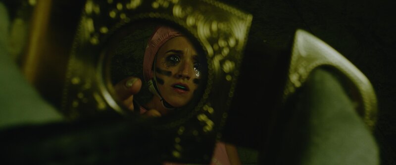 Die Situation während des Spiels ist angespannt. Doch mit dem, was Lola (Chloé Jouannet) bevorzustehen scheint, hat sie nicht gerechnet. – Bild: NOON