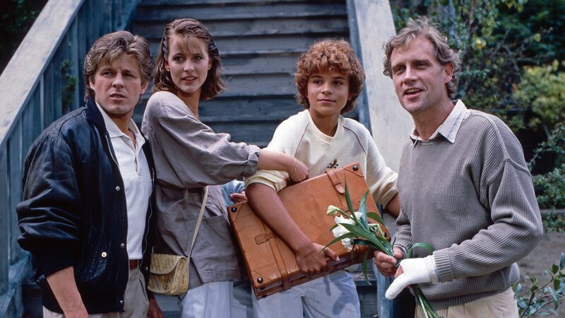 Oliver (Josef Gröbmayr, 2.v.r.) gesteht, dass er durch das Spielen der Geige in die Zukunft sehen kann. Doch niemand glaubt ihm. Sein Vater (Robert Atzorn, r.), Welter (Horst Kummeth, l.) und sogar seine Schwester Julia (Anja Schüte, 2.v.l.) halten ihn für einen Spinner. Aber dann ändert etwas ihre Meinung. – Bild: ZDF und United Archives