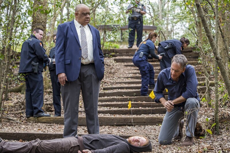 Prides (Scott Bakula, r.) Tochter Laurel wird beim Joggen von dem Kleinkriminellen Reggie Clifton (Joel K. Berger, liegend) angegriffen, der dabei unbeabsichtigt zu Tode kommt. Pride will der Sache nachgehen, was dem zuständigen Detective Lamont (Barry Shabaka Henley, l.) jedoch gar nicht gefällt … – Bild: CBS Broadcasting, Inc.