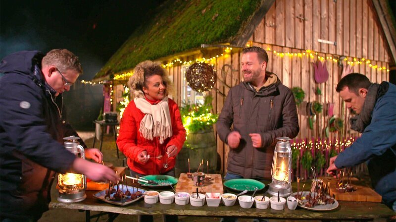 Nadja Babalola (2.v.l.), Christian Schaefer (l.), Christian Schotte (2.v.r.) und Dennis Bußmann (r.) verzieren gegrillte Brownies. – Bild: NDR