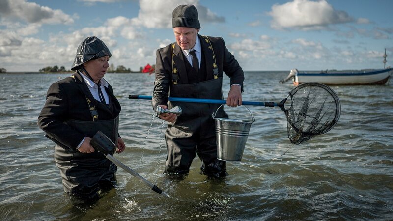 Die Bestatter Bleckmann (Regine Hentschel) und Töteberg (Stephan A. Tölle) im Goldrausch. – Bild: Degeto Film GmbH /​ Vertrieb: Studio Hamburg Enterprises GmbH