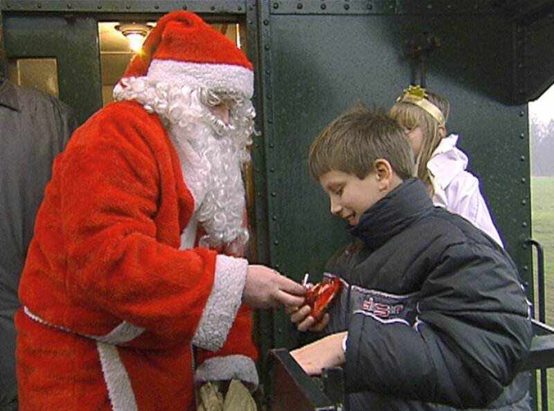 Der Weihnachtsmann beschert die Kinder auch auf der Plattform. – Bild: SWR-Pressestelle/​Fotoredaktion