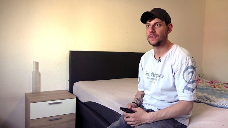 Pascal hat ein Praktikum im Garten- und Landschaftsbau gemacht, will aber nicht weitermachen, da er Schmerzen im Sprunggelenk hat. – Bild: RTLZWEI