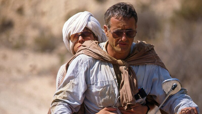 Endlich ist es Peter Pacard (Peter Bongartz, r.) gelungen, bis zu seinem Sohn vorzudringen und mit Hilfe der Aufständischen ihre Flucht auf dem Motorrad vorzubereiten. Patrik (Hendrik Martz, l.) ist völlig erschöpft und durch die noch nicht ausgeheilte Augenverletzung behindert. – Bild: Jürgen & Thomas