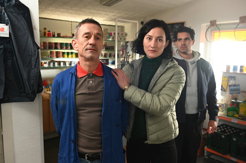 Die Kommissare Pauline Hobrecht (Agnes Decker, M.) und Samir Amari (Skandar Amini, r.) finden einen Schlagstock bei Thomas Schmidt (Thomas Gerber, l.) und nehmen ihn fest. Könnte er aus Habgier seine Mutter getötet haben? – Bild: Laura Hegewald /​ ZDF und Laura Hegewald