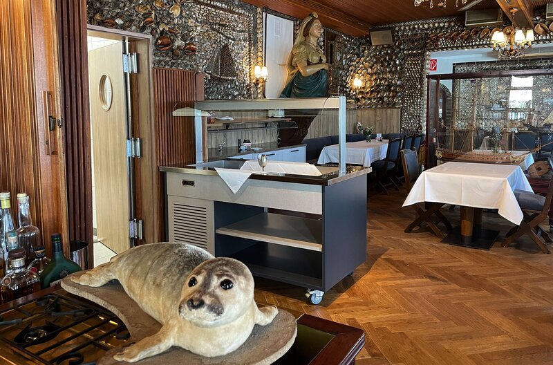 Seit 1920 im Besitz der Familie Kolle: Im Restaurant Alter Muschelsaal können Gäste nicht nur alte Schiffsmodelle, sondern vor allem auch 100 000 Muscheln aus allen Weltmeeren bestaunen. – Bild: NDR/​Nathalie Siegler