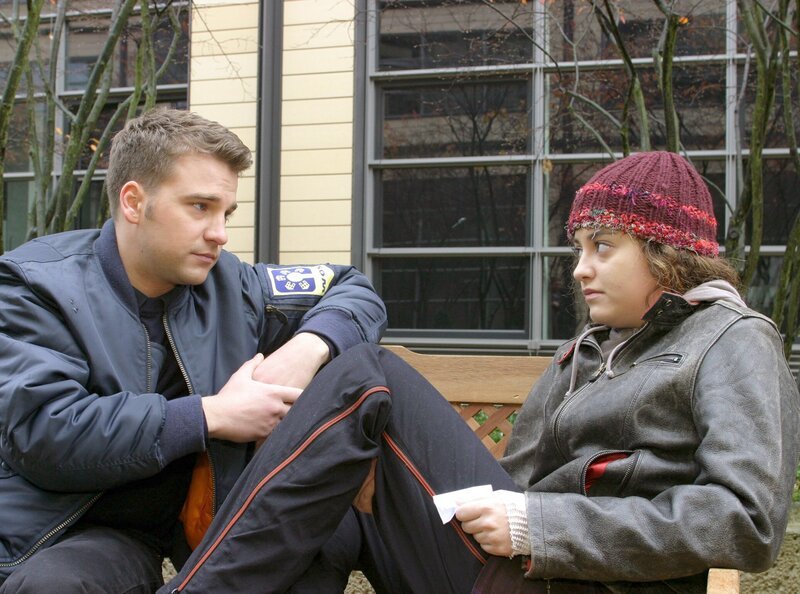 Felix (Florian Heiden) bietet Hanna (Lotte Letschert) seine Freundschaft an. Er glaubt, dass Hanna Hilfe gut gebrauchen könnte. Doch Hanna geht auf sein Freundschaftsangebot nicht ein. – Bild: MDR/​Krajewski