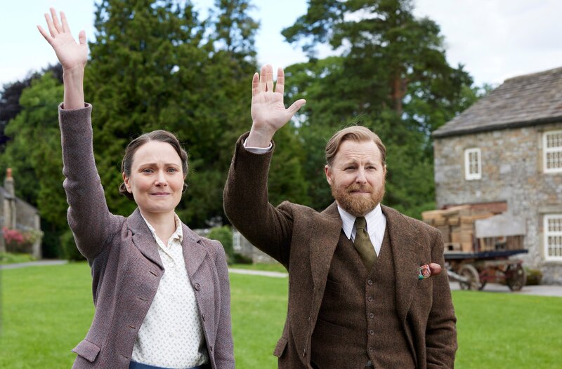 Schweren Herzens verabschieden Mrs. Hall und Siegfried Farnon James Herriot, der zum Militärdienst eingezogen wurde. – Bild: WDR/​Playground & All3Media International