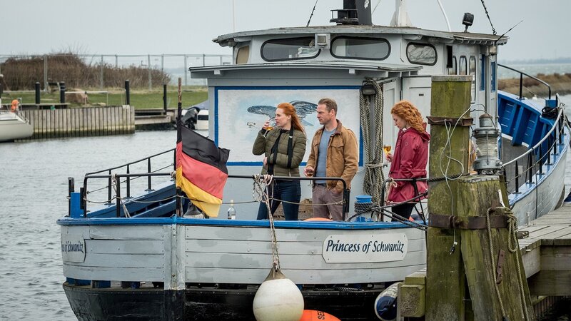 L-R: Henny Reents als Lona Vogt, Hinnerk Schönemann als Hauke Jacobs, Marleen Lohse als Jule Christiansen – Bild: Studio Hamburg Produktion für Film und Fernsehen /​ Degeto Film GmbH