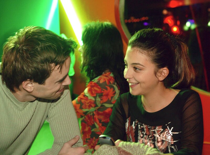 Frank Stettler (Frédéric A. Komp), der Arzu (Arzu Bazman) bereits aus der Sachsenklinik kennt, taucht zu Arzus Überraschung in der Karaoke Bar auf. Er ist nicht nur von Arzus Stimme fasziniert. – Bild: MDR/​Krajewski