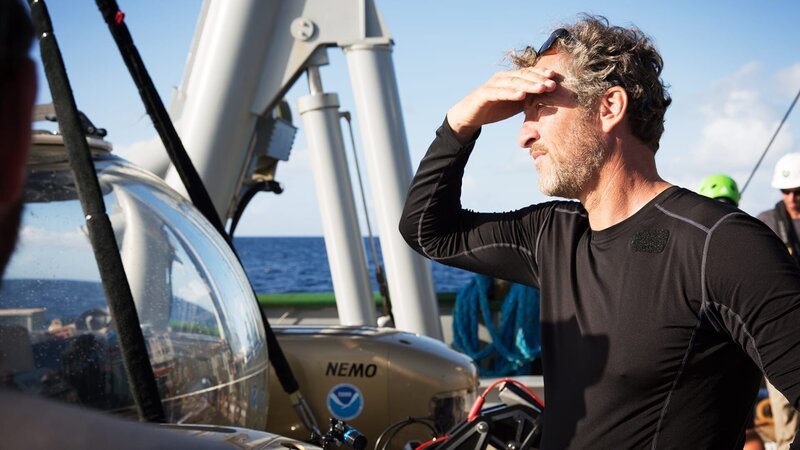 Darrell Miklos taking a peak at the submarine. – Bild: Discovery Channel /​ Discovery Communications