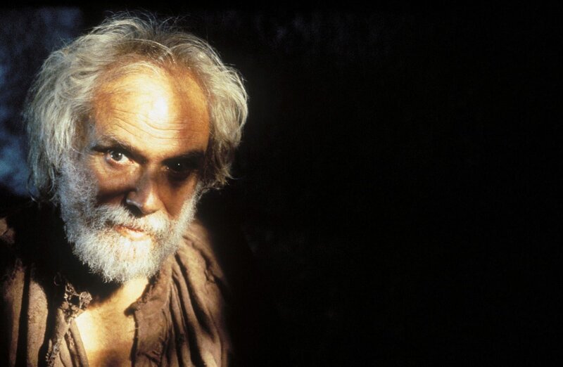 Der Gefangene Abbé Faria (Georges Moustaki) besucht seinen Nachbar Edmond Dantès in seiner Zelle im Kerker von „Château d’If“. – Bild: KirchMedia GmbH & Co. KG aA