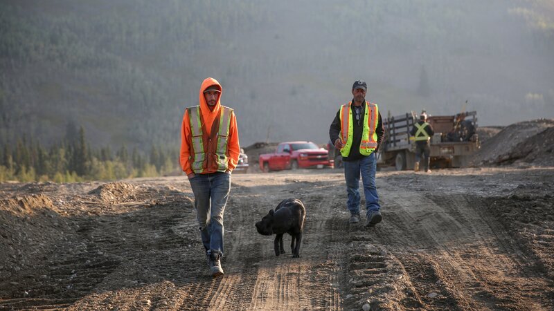Parker walking with Dean Tosczak and dozer (dog). – Bild: Discovery Communications