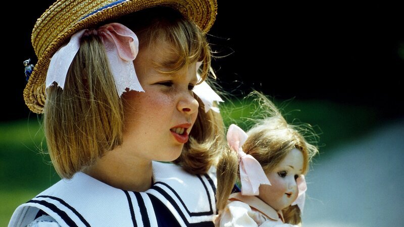 Die kleine Annemarie Braun (Kathrin Toboll) wächst wohlbehütet unter der Aufsicht des geliebten Kindermädchens Lena auf. Ein besonderes Vergnügen ist ein sonntäglicher Spaziergang im Park, noch vor dem Frühstück mit den Eltern. – Bild: ZDF und Fred Lindinger/​TV 60 München