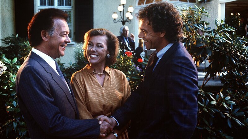 Dr. Vollmers (Christian Kohlund, r.) ist gerne der Einladung gefolgt. Schließlich hat er der frisch gebackenen Frau Doktor (Gaby Dohm, M.) bei ihrem Studium helfen dürfen und sie ist ihm auch nicht gleichgültig geblieben. – Bild: ZDF und Thomas Waldhelm