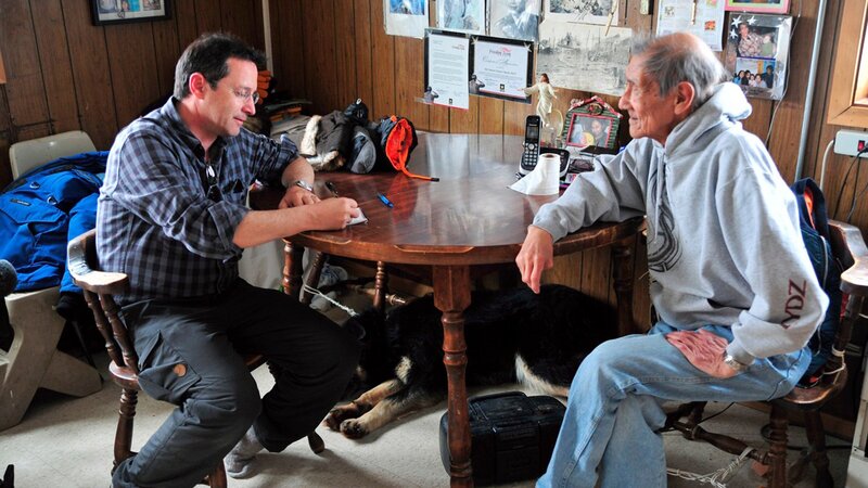 Erzählte Geschichte: Scherer mit Dorfältestem in Diomede. – Bild: ZDF und NDR/​Schütze