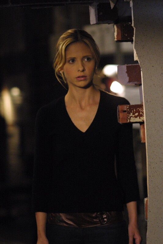 Buffy (Sarah Michelle Gellar) sitzt in einem Grabloch fest, wo sie gegen Monster aus dem Totenreich kämpfen muss. – Bild: RTL /​ Twentieth Century Fox Film Corporation