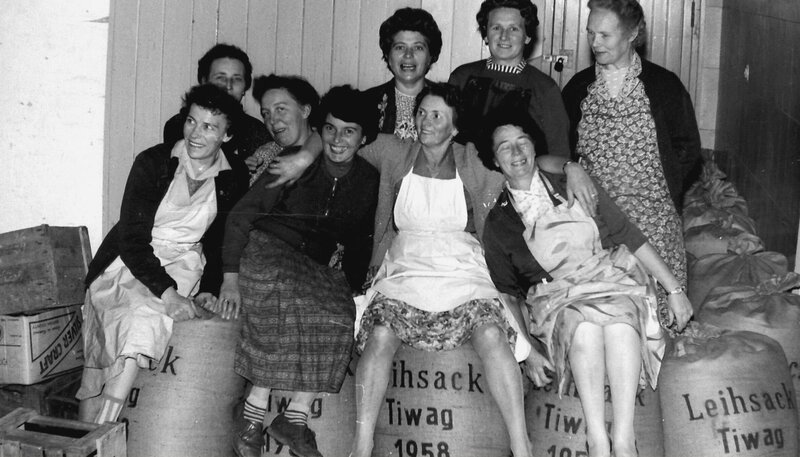 Arbeiterinnen aus der Abfüllung um 1950. – Bild: NDR/​NDR/​doc.station