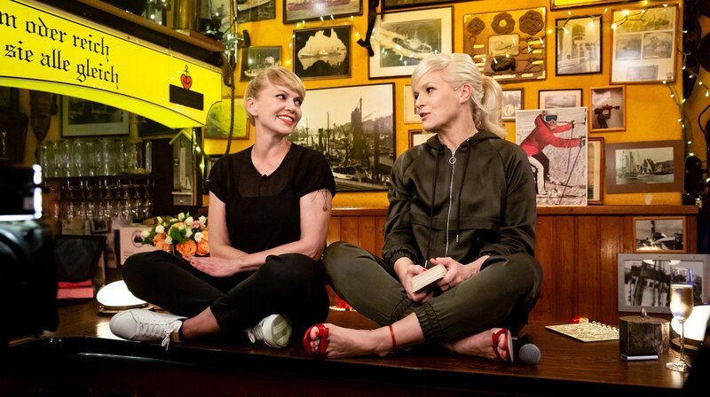 Ina Müller mit Schauspielerin und Sängerin Anna Loos. – Bild: NDR/​Morris Mac Matzen/​mmacm.com