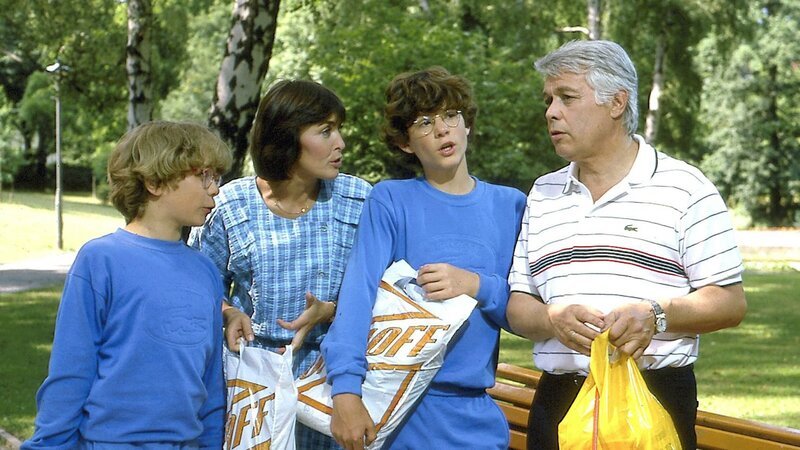 Tom (Tarek Helmy, l.) und Markus (Timmo Niesner, 2. v. r.) haben sich einen Nebenverdienst aufgebaut. Worum es sich handelt, merken Angi (Thekla Carola Wied, 2. v. l.) und Werner (Peter Weck, r.) erst später. – Bild: ZDF und Barbara Oloffs/​Novafilm, Berlin