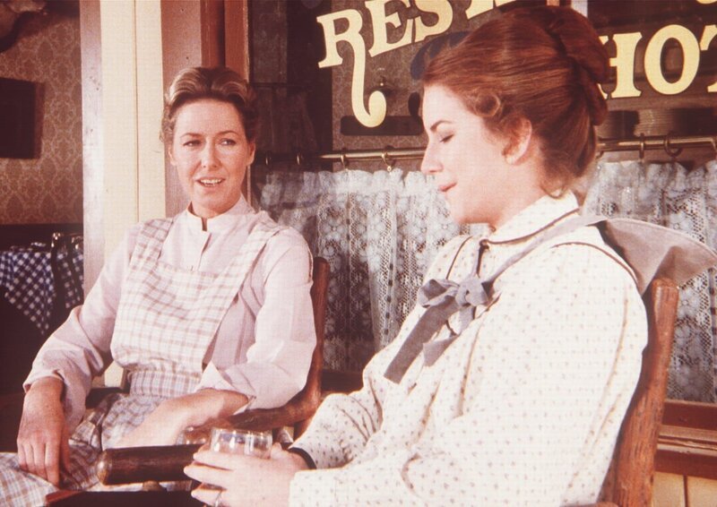 Caroline (Karen Grassle, l.) ermahnt ihre schwangere Tochter Laura (Melissa Gilbert, r.), sich endlich etwas zu schonen. – Bild: Sat.1 Gold