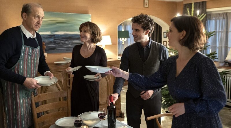 Heiligabend ist der Kriminalfall gelöst und unter dem norddeutschen Weihnachtsbaum finden die vier Richtigen zusammen: die Sylter Kommissare Carl Sievers (Peter Heinrich Brix, l.), Hinnerk Feldmann (Oliver Wnuk, 2. v. r.), Ina Behrendsen (Julia Brendler, r.) und im letzten Moment auch noch Therapeutin Tabea Krawinkel (Victoria Trauttmansdorff, 2. v.l.). Der Gänsebraten ist angerichtet. Frohe Weihnachten! – Bild: ZDF und Sandra Hoever