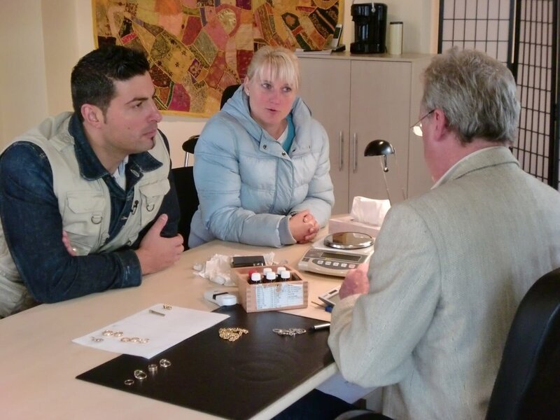 Trödelprofi Sükrü mit Anke beim Juwelier. – Bild: RTL II