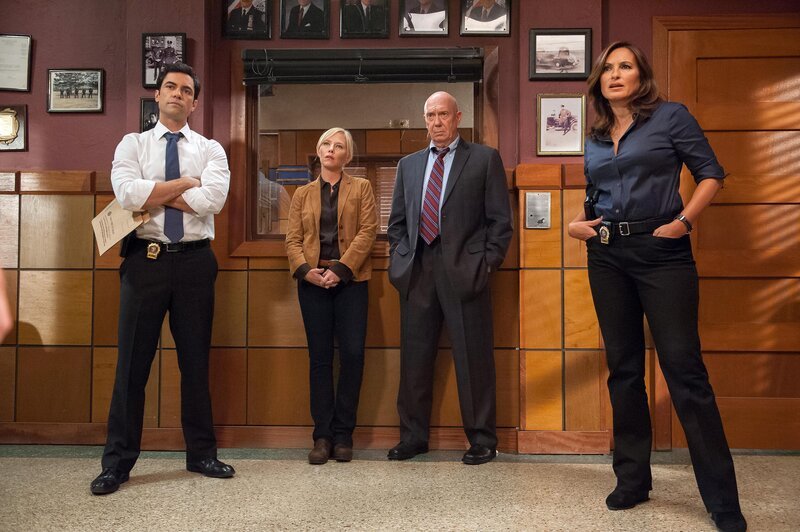 Die Sondereinheit für Sexualdelikte (v.l.) Detective Amaro (Danny Pino), Detective Rollins (Kelli Giddish), Captain Cragen (Dann Florek) und Detective Benson (Mariska Hargitay) werden zu einem schweren Autounfall gerufen. – Bild: RTI S.p.A. Interactive Media; Mediamond S.p.a.; RTI spa; Gruppo Mediaset