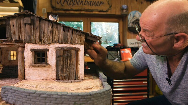 Krippenbauer Lutz Kuhl beim Bearbeiten der Krippen-Fassade. – Bild: SWR