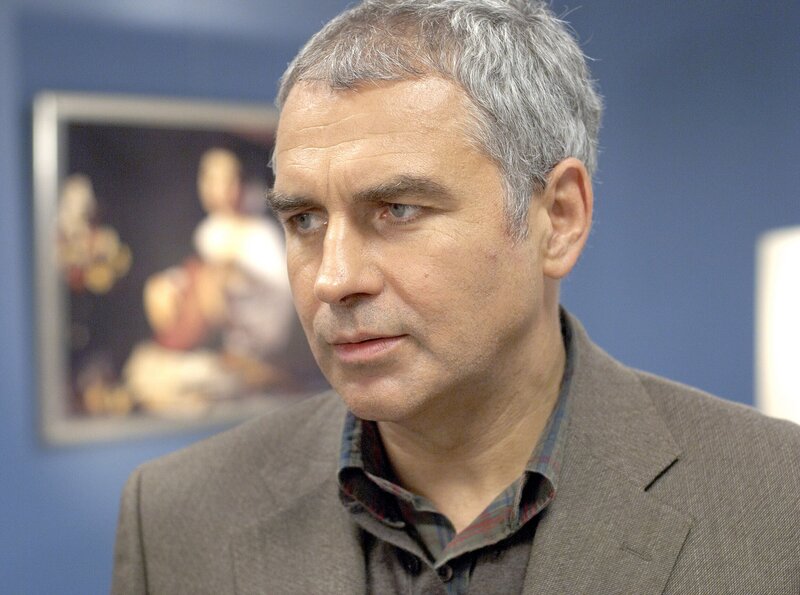 Dr. Michael Wulfes (Hansa Czypionka) Frau ist gerade verstorben und jetzt wird auch noch ihr Bestatter ermordet. Offensichtlich war Dr. Wulfes der letzte, mit dem der Bestatter kurz vor seinem Tod noch telefoniert hat. – Bild: WDR/​WDR/​Uwe Stratmann