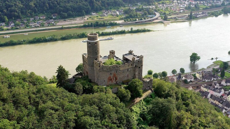 Burg Maus: Der Spottname der benachbarten Grafen von Katzenelnbogen für die Burg „Maus“ scheint wenig zutreffend, erblickt man die heute noch mächtigen Mauern der 1355 erbauten Anlage. – Bild: WDR/Rolf J. Möltgen Burg Maus: Der Spottname der benachbarten Grafen von Katzenelnbogen für die Burg „Maus“ scheint wenig zutreffend, erblickt man die heute noch mächtigen Mauern der 1355 erbauten Anlage. – Bild: WDR/Rolf J. Möltgen