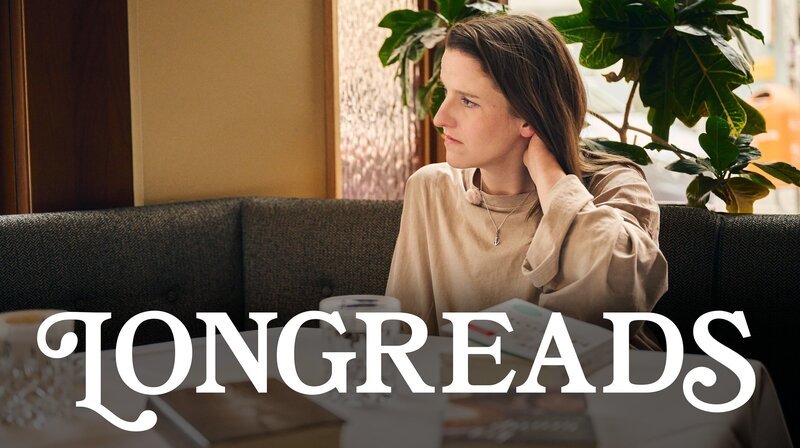 RUNDFUNK BERLIN-BRANDENBURG Helene Hegemann mit neuem Literaturformat „Longreads“ in der ARD Mediathek Longreads stehen im Journalismus für lange Erzählungen, die erlauben, tiefer in eine Geschichte einzudringen. Genau das ist das Konzept der neuen, gleichnamigen Literatursendung mit Autorin und Regisseurin Helene Hegemann (Foto). Welche Bedeutung liegt hinter dem Erzählten? Was hat ein Buch mit unserem Leben und Denken zu tun? Was für eine Wirkkraft kann Literatur haben? Die ersten drei Folgen von „Longreads“ (rbb, SWR, ARD Kultur) sind ab 26. März 2024 in der ARD Mediathek verfügbar. – Keyvisual © rbb/​Christian Pries, honorarfrei – Verwendung gemäß der AGB im engen inhaltlichen, redaktionellen Zusammenhang mit genannter rbb-Sendung und bei Nennung „Bild: rbb/​Christian Pries“ (S2+). rbb Presse & Information, Masurenallee 8⁠–⁠14, 14057 Berlin, Tel: 030/​97 99 3⁠–⁠12118 oder -12116, pressefoto@rbb-online.de – Bild: rbb/​Christian Pries /​ rbb Presse & Information