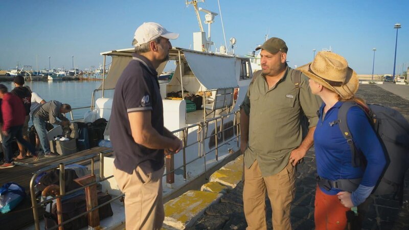 Stel and Jess at a harbor in Sicily, Italy – Bild: Warner Bros. Discovery