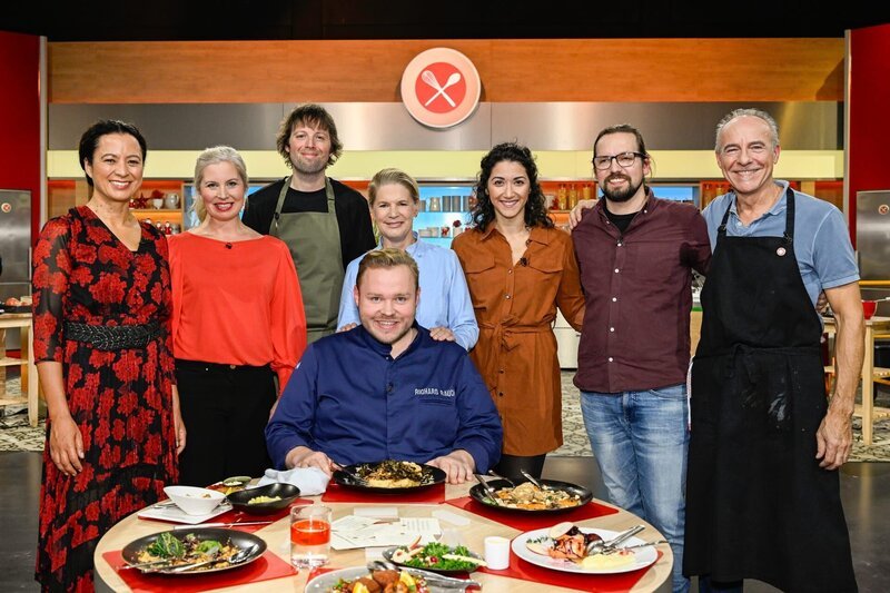 Gruppenfoto von links: Kandidaten Evelyn Bass, Sonja Dale, Roman Kadletz, Moderatorin Cornelia Poletto, Juror Richard Rauch, Kandidaten Eda Block, Felix Oltrogge und Torsten Woelpl – Bild: ZDF und Markus Hertrich