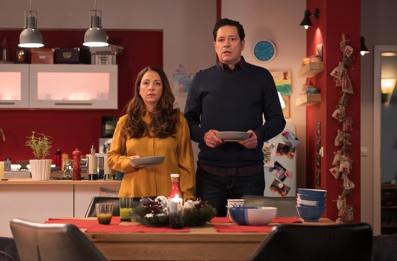 Max, der Sohn von Arzu Ritter (Arzu Bazman) und Philipp Brentano (Thomas Koch) übt, um in einem Chor mitsingen zu können. Doch Max’ musikalisches Talent bringt die beiden Eltern an ihre Grenzen. – Bild: MDR /​ Rudolf Wernicke