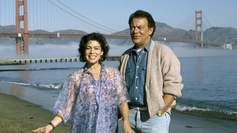 Maria Rotenburg (Hannelore Elsner) hat ihren Reisebekannten Prof. Brinkmann (Klausjürgen Wussow) in San Francisco in der Klinik besucht und ihn zu einem Ausflug überredet. Prof. Brinkmann lässt es sich gerne gefallen, aus der Einsamkeit seines Krankenzimmers entführt zu werden. – Bild: ZDF und Thomas Waldhelm