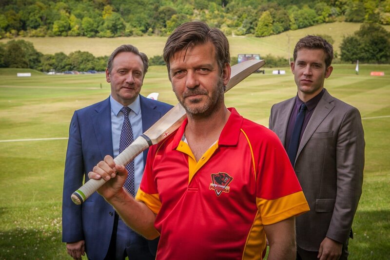 Ein Mord bei einem Cricket-Turnier bringt für DCI John Barnaby (Neil Dudgeon, l.) ein unverhofftes Wiedersehen mit seinem ehemaligen Assistenten Ben Jones (Jason Hughes, M.). Für den smarten DS Jamie Winter (Nick Hendrix, r.) ist der Mann jedoch sehr verdächtig. – Bild: ZDF und Mark Bourdillon./​Mark Bourdillon