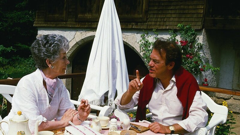 Endlich ist wieder eine glückliche Stimmung eingekehrt bei Käti (Karin Hardt, l.) und Prof. Brinkmann (Klausjürgen Wussow, r.). – Bild: ZDF und Thomas Waldhelm