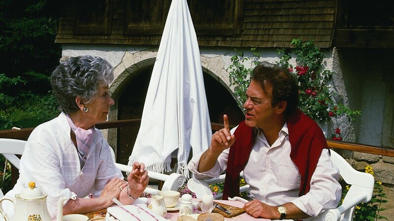 Endlich ist wieder eine glückliche Stimmung eingekehrt bei Käti (Karin Hardt, l.) und Prof. Brinkmann (Klausjürgen Wussow, r.). – Bild: ZDF und Thomas Waldhelm