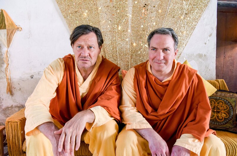 v.li.: Karl (Harald Windisch), Otto (Robert Palfrader). – Bild: WDR/​ORF/​Hubert Mican