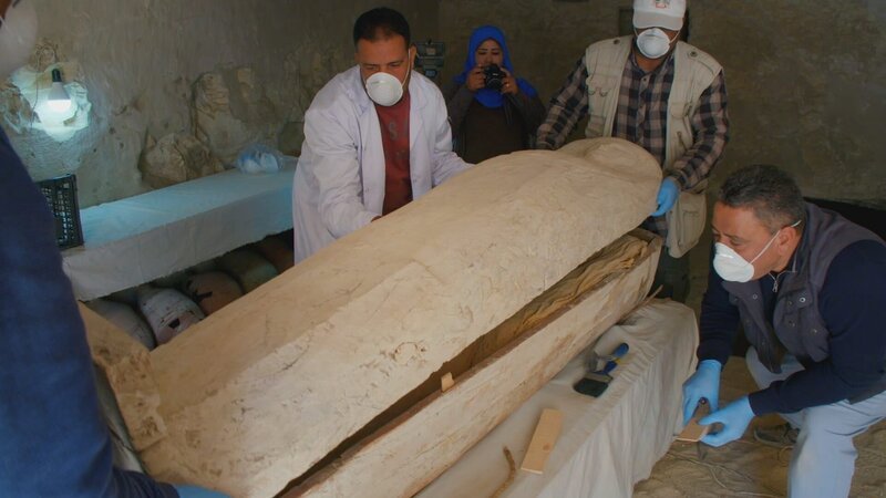 Der große Moment! Zum Schutz vor Krankheitserregern tragen die Ägyptologen beim Öffnen des alten Holzsarkophags Atemschutzmasken. – Bild: ZDF und Windfall Films LTD.