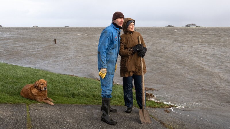 Landunter auf Langeneß. Honke und Britta Johannsen hoffen, dass ihre Kinder es rechtzeitig zu Heiligabend auf die Hallig schaffen. Immer dabei: Hündin Emma – Bild: NDR/Manfred Uhlig Landunter auf Langeneß. Honke und Britta Johannsen hoffen, dass ihre Kinder es rechtzeitig zu Heiligabend auf die Hallig schaffen. Immer dabei: Hündin Emma – Bild: NDR/Manfred Uhlig